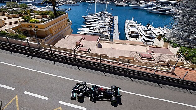 Lewis Hamilton pi trninku na Velkou cenu Monaka.