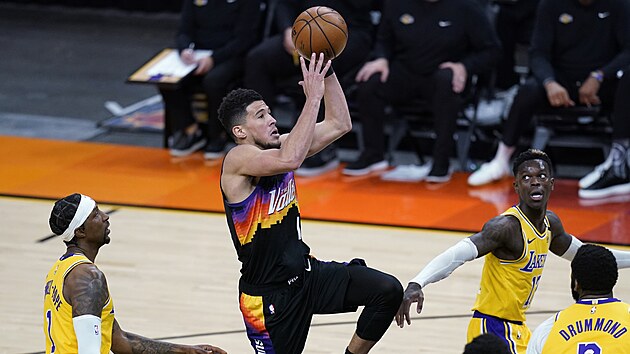 Devin Booker z Phoenix Suns se prosazuje v utkn proti Los Angeles Lakers.