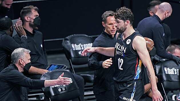 Trenr Brooklyn Nets Steve Nash (uprosted) a asistent Mike D'Antoni uznale vtaj Joea Harrise na stdace.