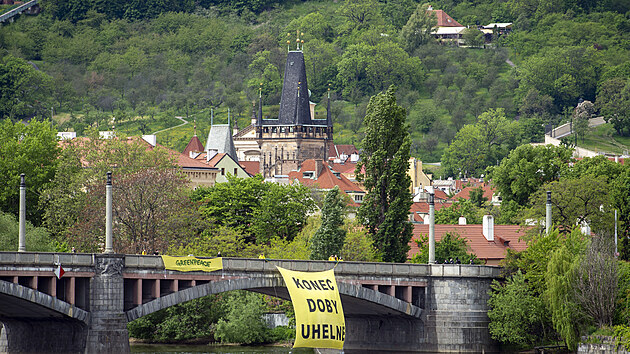 Aktivist a aktivistky z ekologick organizace Greenpeace vyvsili z Mnesova mostu v Praze transparent s npisem Konec doby uheln. (24. kvtna 2021)