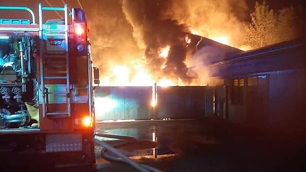 Kolem půl třetí ráno dorazili hasiči k požáru v areálu Pahrbek v Napajedlích.