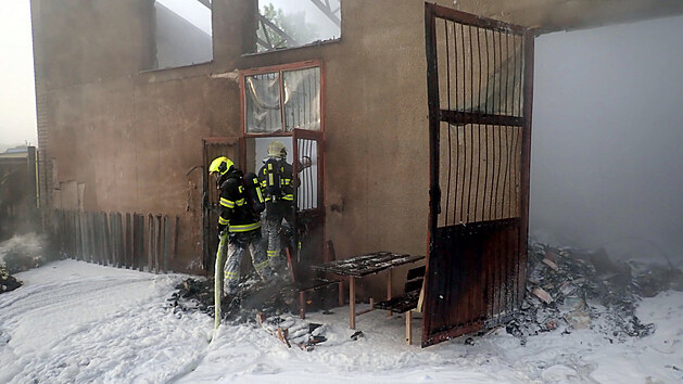 V půl třetí ráno vyjížděli hasiči k požáru skladu v Napajedlích.