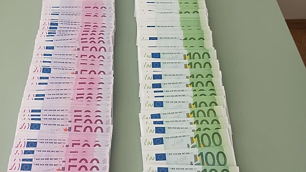 Kriminalisté zajistili při domovních prohlídkách v Praze a ve Zlínském kraji padělky bankovek v hodnotě 1,5 milionu eur.