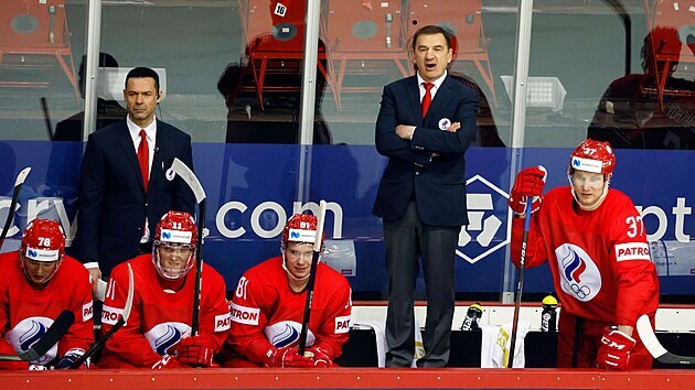 Ruský trenér Valerij Bragin (v saku vpravo).