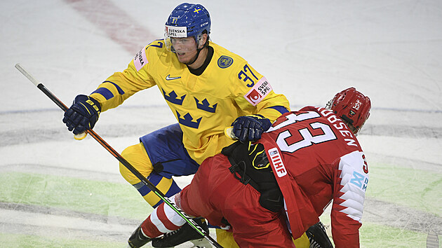 Švédský útočník Isac Lundeström na kruhu pro vhazování v tlačenici s dánským soupeřem.