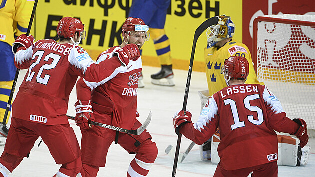 Ohromná radost dánských hokejistů v utkání proti Švédsku, které zaskočili.
