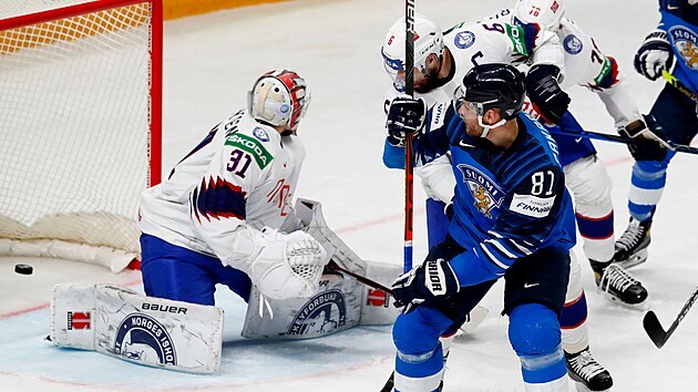Finský hokejista Iiro Pakarinen sleduje puk v norské síty.