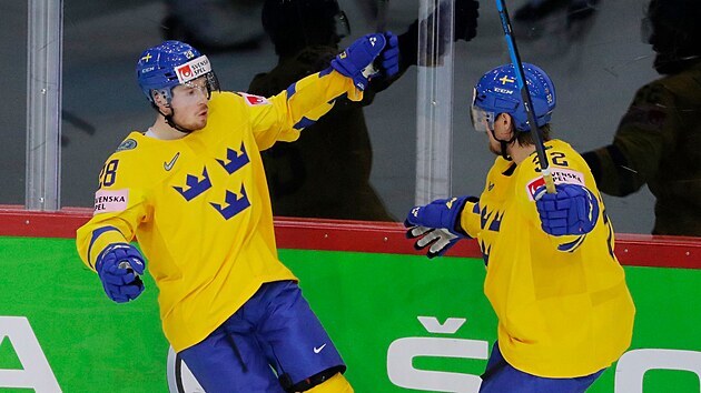 Švédi Jesper Froden a Magnus Nygren slaví gól.