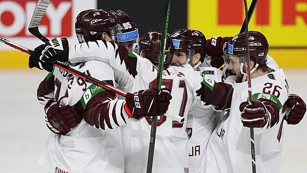 Lotyši se radují z gólu v duelu s Kanadou.