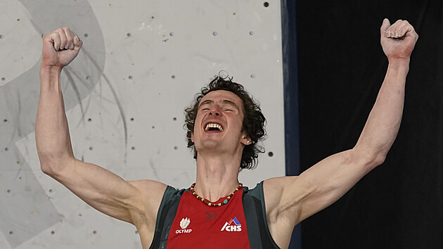 Sportovn lezec Adam Ondra se raduje z vtzstv v Salt Lake City.