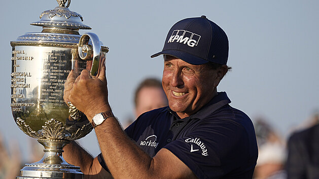 Phil Mickelson s trofej pro vtze PGA Championship.