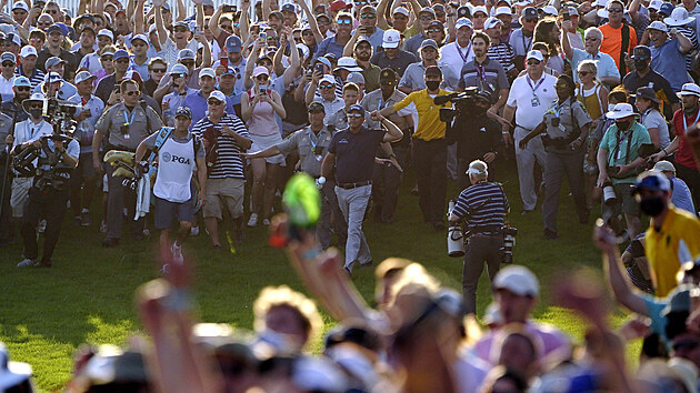 Phil Mickelson  se spolu s divky raduje z triumfu v  PGA Championship.