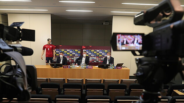Trenr esk fotbalov reprezentace Jaroslav ilhav (uprosted)  na tiskov konferenci k nominaci na Euro.