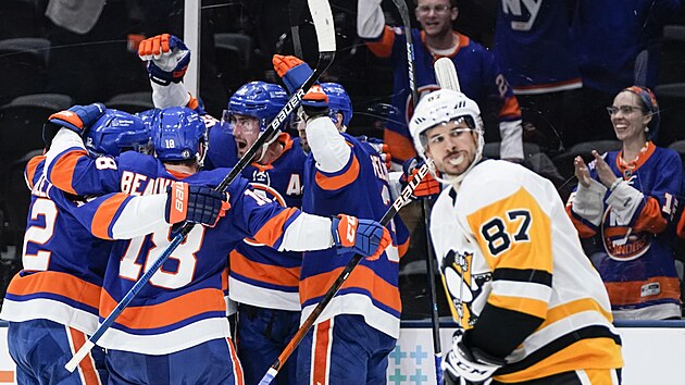 Zatímco Sidney Crosby (vpravo) smutní, hokejisté New York Islanders slaví gól Brocka Nelsona.