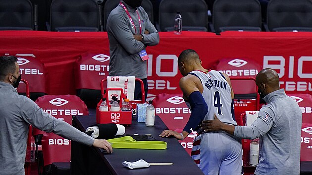 Zrann Russell Westbrook z Washingtonu opout hrac plochu v Philadelphii.