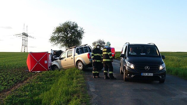 Při nehodě dvou aut na Rakovnicku zemřela žena. Další tři lidi byli zraněni. (19.5.2021)