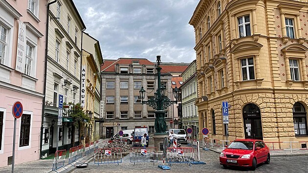 Opravená plynová lampa na Dražického náměstí, kterou porazil popelářský vůz. (21.5.2021)