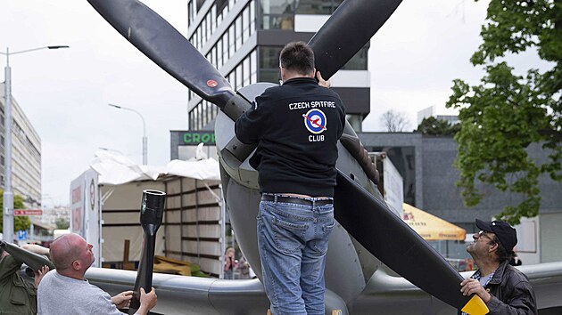 Zástupci Czech Spitfire Clubu montují vrtuli k maketě Spitfiru, která je k vidění na pardubické třídě Míru.
