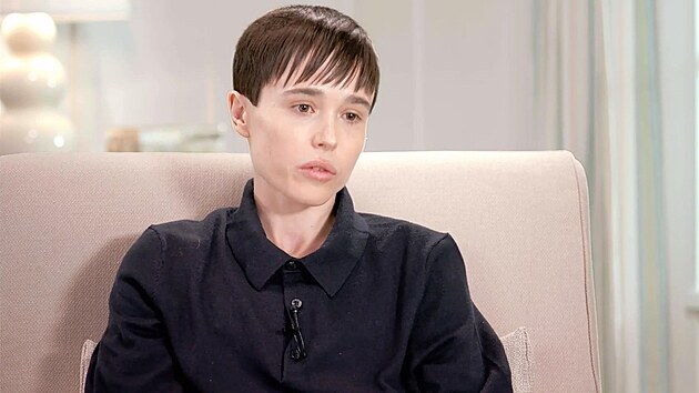 Elliot Page p�i prvn�m rozhovoru po zm�n� pohlav� v po�adu moder�torky Oprah Winfreyov� (29. dubna 2021)