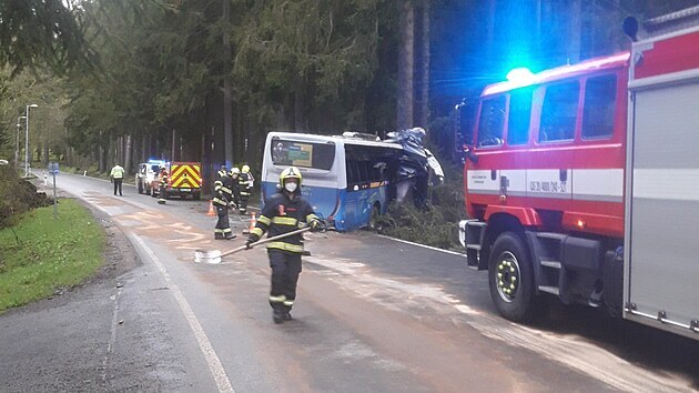 Na Klatovsku vyjel řidič ze silnice a narazil do stromu. (20. 5. 2021)