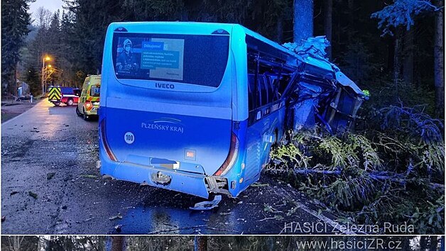 Na Klatovsku vyjel řidič ze silnice a narazil do stromu. (20. 5. 2021)