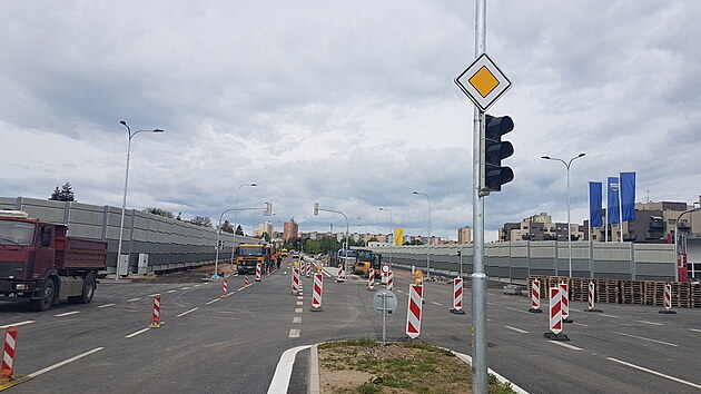 V noci z pátku na sobotu se pro řidiče otevře nová silnice kolem boleveckého rybníka. Ta je součástí východní okruhu Plzně. (21. 5. 2021)