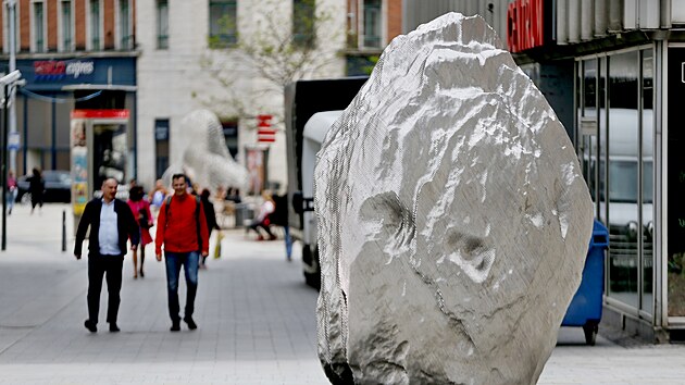Na Koblin ulici v Brn najdou nov kolemjdouc sochu vypadajc jako asteroid. Autorem je Michal Gabriel, kter u v centru msta nkter sv dla pedstavil.