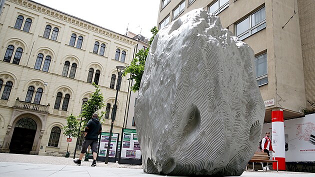 Na Kobližné ulici v Brně najdou nově kolemjdoucí sochu vypadající jako asteroid. Autorem je Michal Gabriel, který už v centru města některá svá díla představil.