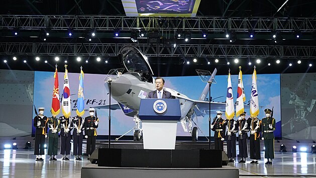 Slavnostního odhalení prvního prototypu jihokorejského KF-21 se zúčastnil i jihokorejský prezident. Letoun vnějším vzhledem připomíná americký F-35, rozdílné jsou zejména vstupy vzduchu k motorům, které se podobají spíše F-22 a také dvoumotorová koncepce. Jihokorejskému letounu se předpovídá skvělá exportní budoucnost.