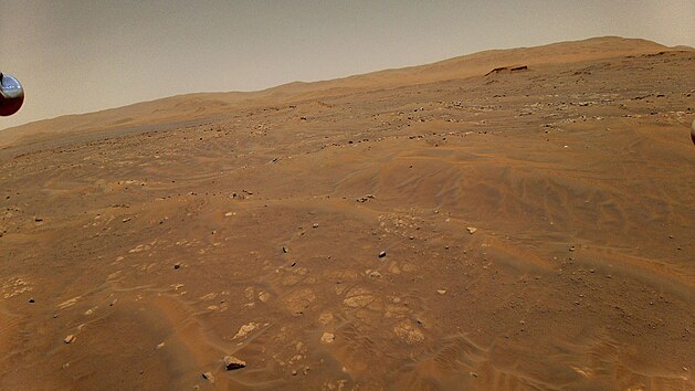 Pohled na Mars, jak jej zachytil pi svm estm letu vrtulnek Ingenuity 22. kvtna 2021