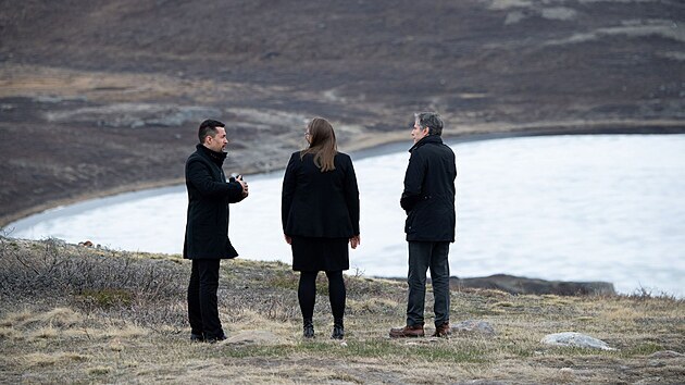 Americk ministr zahrani Antony Blinken hovo s grnskm premirem Mutem Egedem a doktorkou Miou Windingovou, vdkyn z grnskho stediska pro vzkum klimatu, na sv nvtv v Grnsku 20. kvtna 2021.