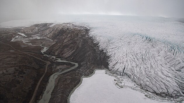 Ustupujc ledovec pobl msta Kangerlussuaq v Grnsku, kter vidl z vrtulnku pi sv nvtv americk ministr zahrani Antony Blinken. (20. kvtna 2021)