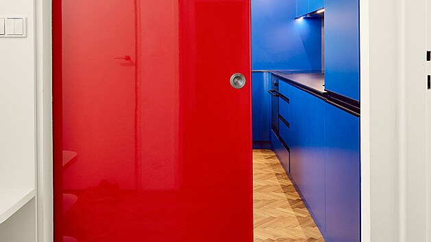 Posuvné dveře do obytné místnosti jsou navrženy nově. Směrem do vstupní haly zároveň představují výrazný červený akcent celého prostoru.