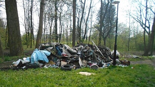 Zamstnanec firmy zaloil velkou ernou skldku pobl bytovch dom v Ostrav.