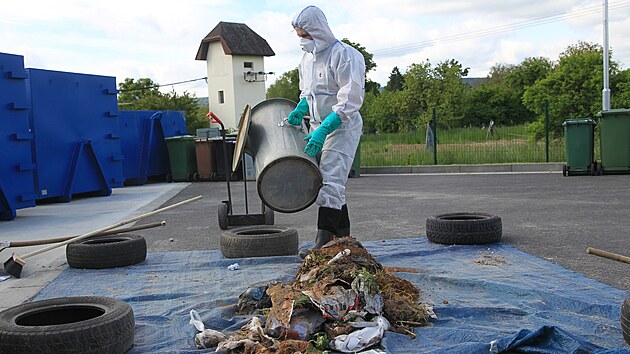 Kadou popelnici v Litultovicch vysypali na pipravenou plachtu a komunl tdili do trncti
pytl. V komunlu byl zelen a stavebn odpad, ale i plast, lky, textil i baterie.