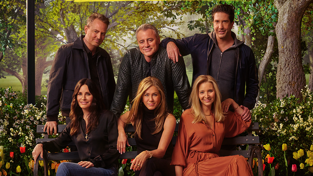 Matthew Perry, Matt LeBlanc, David Schwimmer, Courteney Coxov, Jennifer Anistonov a Lisa Kudrowov ve specilu serilu Ptel (2021)