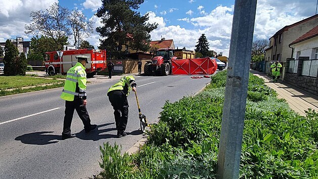 Srážka čtyřkolky s traktorem v Horních Počernicích, čtyřiačtyřicetiletý řidič čtyřkolky nehodu nepřežil. (22. května 2021)