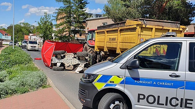Srka tykolky s traktorem v Hornch Poernicch, tyiatyicetilet idi tykolky nehodu nepeil. (22. kvtna 2021)