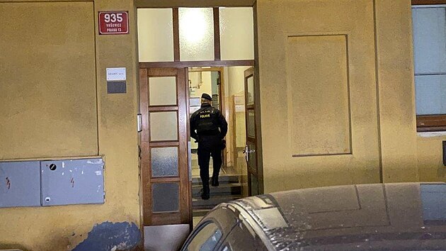 Policisté vyjížděli k incidentu, který se odehrál v Novgorodské ulici v pražských Vršovicích. Při seznamovací party se dva muži nejspíše pohádali, jeden utrpěl bodné zranění. (23. května 2021)