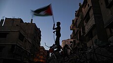 Palestinský chlapec na míst izraelského náletu v Gaze (23. kvtna 2021)