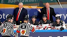 Hlavní kouč kanadských hokejistů Gerard Gallant (vpravo nahoře) se zlobí na...