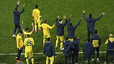 Fotbalisté Villarrealu gestikulují bhem penaltového rozstelu ve finále...