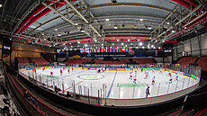 etí hokejisté bhem tréninku v Olympijském centru Elektrum v lotyské Rize.