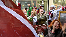 Fanouci Lotyska se radují z gólu ped restaurací v centru Rigy 24. kvtna...
