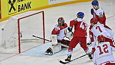 Kapitán eských hokejist Jan Ková pekonává bloruského gólmana Alexeje...