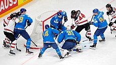 Útoník Maxime Comtois ve velké anci ped kazaskou klecí krátce ped...