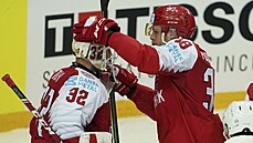 Dánský branká� Sebastian Dahm (vlevo) a jeho spoluhrá� Morten Poulsen se radují...