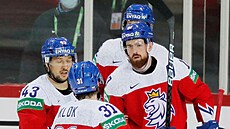 Čeští hokejisté oslavují další gól v britské síti.