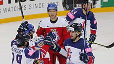 Britové slaví gól do �eské sít�, smutn� p�ihlí�í obránce národního týmu David...