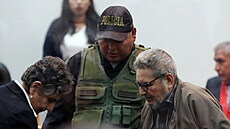 Zakladatel Svtlé stezky Abimael Guzmán s jeho enou u soudu (11. záí 2018)